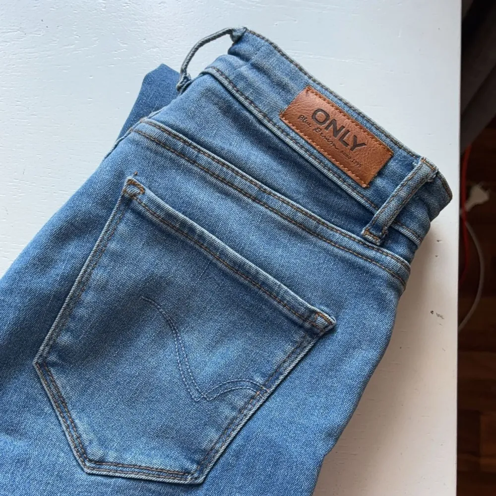 Blåa midwaist jeans i nyskick. Säljee då de ej kommer till användning. Väldigt stretchiga. Nypris 399kr. Kontakta för fler bilder eller funderingar💞. Jeans & Byxor.