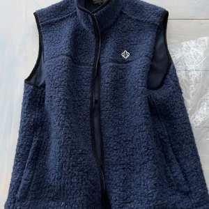 Morris väst - Säljer min morris fleece väst i storlek s som är väldigt eftertraktad.  Säljer den för 1700 då jag höpte den för 2200 för två månader sedan