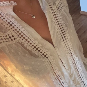 Zara blus - Jättesöt och snygg blus från zara med fina detaljer. Den har inga defekter och är i princip ny.  Skriv för fler bilder