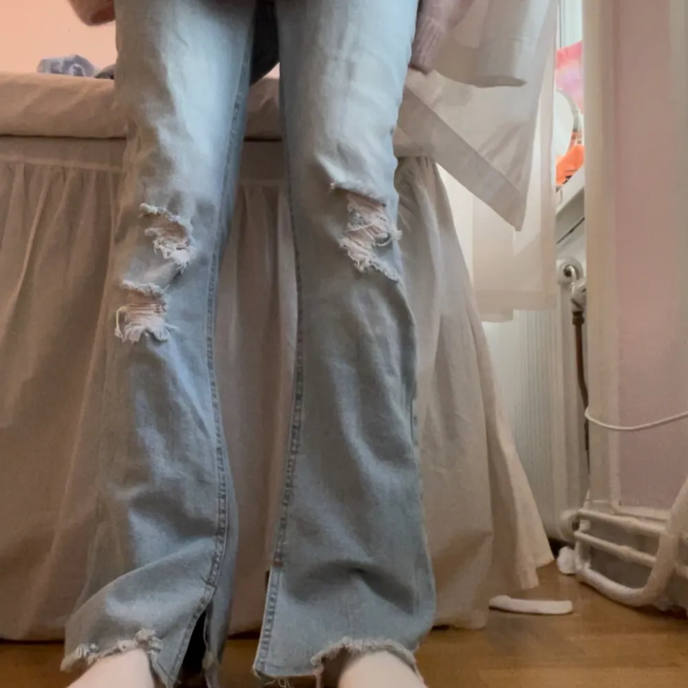 Sjukt snygga LÅGMIDJADE vintage jeans från Italien!! Passar xxs-xs! Ljusblå med slitningar! SÅ COOLA💕💕. Jeans & Byxor.