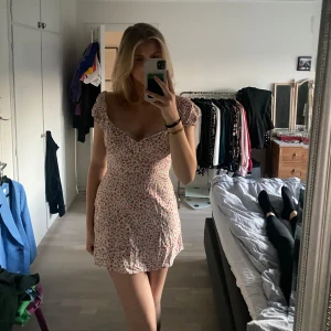 Zara klänning💝 - Så fin zara klänning i strlk M! Är tajtare i midjan så man får jättefin figur! Därför skulle jag säga att den även skulle kunna passa en S💓 den har blommigt mönster! 