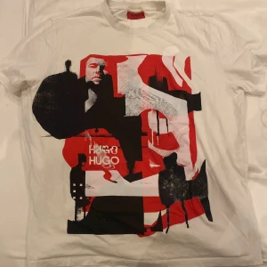 Hugo boss Tshirt - Unik hugo boss tshirt vit/svart/röd Enda negativa är löddret på bild 2.