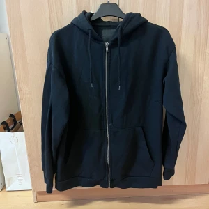 Svart dragkedje tröja  - Bra skicka använd få gånger lite defekt som syns på 2 bilden därmed priset