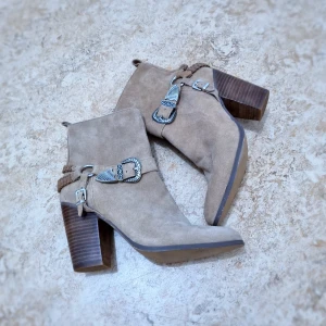 Stövlar från River Island  - Vackra klackstövlar från River Island använder en gång, fint skick inga  fläckar ✨️