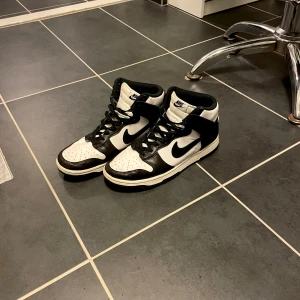 Nike Panda Dunks mid - Pandas i storlek 44, skick 7/10. Priset går att diskuteras