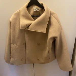 Dubbelbröstad kappa från nakd  - Säljer min beiga kappa från nakd, knappt använd. Storlek 34. 
