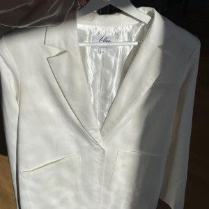 Vit kavaj NAKDxHOSS - Over sized kavaj från NAKDxHOSS, använd 1 GÅNG! Som ny 🤩 Perfekt till bla studenten ⭐️ Storlek 38! Nypris runt 800kr. Finns i Umeå. Köparen står för eventuell frakt!