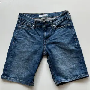 Jeansshorts i storlek 28 från Cubus. 