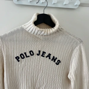 Ralph Lauren Polo jeans tröja - Stickad turtleneck tröja från Polo Ralph Lauren. Storlek M men är lite mindre i storleken så skulle säga S. Är lite ”strävt stickad” i tyget. Så lite ”grövre” känsla än mjuk om man kan säga så😂