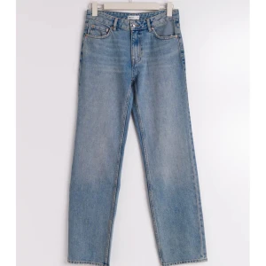 Low straight jeans  - Low straight jeans från Gina tricot strl 34 tall modell aldrig använda 