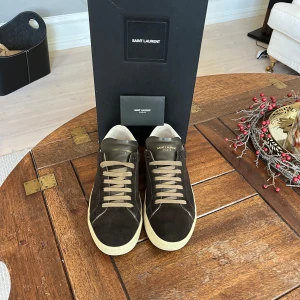 Saint Laurent sneakers SL/06  - Säljer mina YSL skor i modellen sl/06. Snygga skor i bra skick, passar 41-42. Box och kuvert finns. Skriv för fler frågor //Martin 