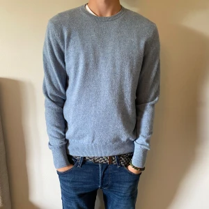 Soft Goat - Kashmir tröja från Soft Goat i färgen ”Biarritz” finns inte längre. Använd fåtal gånger. Nypris: 2295, säljer för 1100! Pris går att diskutera och hör av er vid frågor.