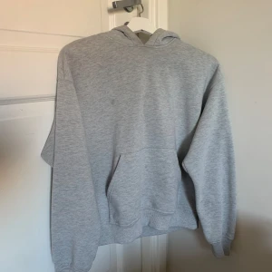 Grå hoodie från Gina Tricot - Säljer denna gråa populära hoodien från Gina Tricot då jag har för många hoodies! Den har tyvärr fått 2 små fläckar men inget som man direkt tänker på 🤍 