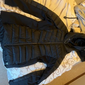 Jacka - Storlek 44, för stor för mig de därför jag säljer.  Aldrig använt men tagit bort prislappen. 