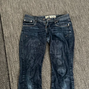 LTB JEANS - Köpte dessa fina jeans från sellpy i vintras, de har varit lite för små för mig med nu på senaste så får jag ej på mig de. De har en fin marinblå färg, lågmidjade och flare/ bootcut. Byxorna säljs ej längre.  Kan diskutera pris, kom privat för frågor