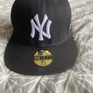 New era keps - Köpte den på plick men säljer för den inte passa mig. Skriv för frågor