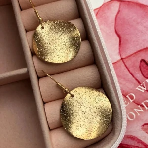 Guldiga örhängen  - Helt nya örhängen 