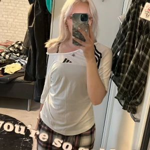 adidas t-shirt - bra skick och bra material! den är i storlek L så använde den som en off shoulder tröja 