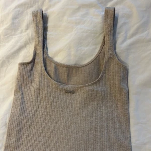 Aim’n ribbed seamless dress  - Slutsåld ribbad grå klänning från Aim’n. I samma material som deras ribbade träningskläder, väldigt flexibelt material som formar sig väldigt fint efter kroppen. Knappt använd! 