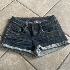Lågmidjade shorts - Säljer dessa snygga lågmidjade short som är köpta här på Plick för 300kr men har inte kommit till användning.💕 Midjemått: 33 cm rakt över