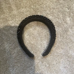 Diadem  - Säljer detta jättefina diademet, eftersom att det inte kommit till användning. Använd bara 1 gång💕💕