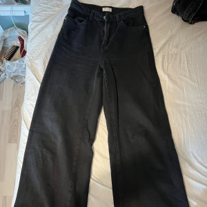 Jeans - Svarta vida jeans som inte längre kommer till användning. Bra skick och väldigt skönt material(inte stelt som vissa kan bli). 