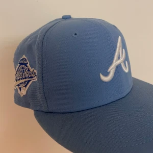 New era keps - Säljer min Atlanta braves fitted hat som jag köpt här på plick, klistermärket på skärmen är borttagen, och det finns en liten fläck som syns på sista bilden, Storlek 7/38. 58.7 cm,, skriv för mer frågor