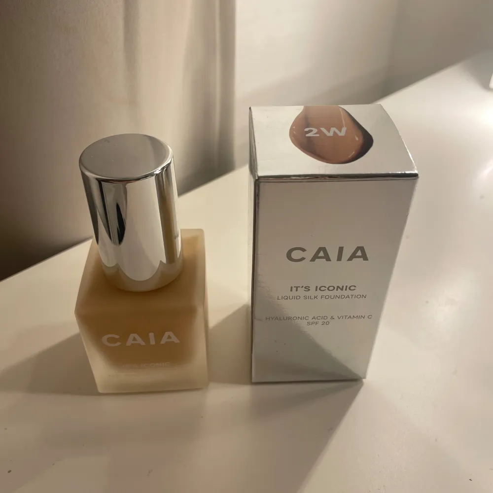 Caia foundation i färgen 2W. köpte fel färg och därmed är den endast testad en gång. nypris 295kr. Skönhet.