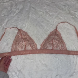 Lounge nät bh - Lounge bh, knappt använd. Storlek M men passar även mig med lite mindre storlek då man kan justera bhn. Kan även tänka mig att byta ut mot en svart liknade. 