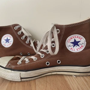 Bruna converse  - Säljer mina bruna converse  Jätte fina! Knappt använda  