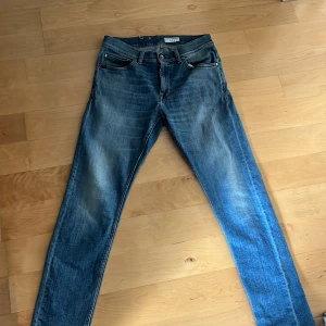Tiger of Sweden jeans  - Evolve blue 31/32 Nypris 1700 Tveka inte att fråga om det är något du undrar över!