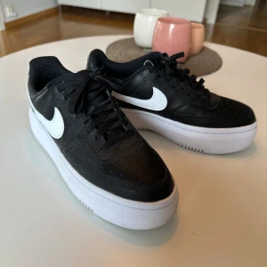 W Nike Court Vision Alta - Toksnygga Nike Court Vision Alta Använda ca 5 gånger. Kanonskick! Se bilder för skick.   Köpta nya av mig i våras.  OBS: dammodell (något smalare modell) 