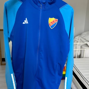 DIF långärmad träningströja - Säljer en av mina träningströjor från DIF. Köpt på Djurgårdsbutiken för 799:- men kommer inte till användning så är i väldigt bra skick! Storlek M. (True to size)