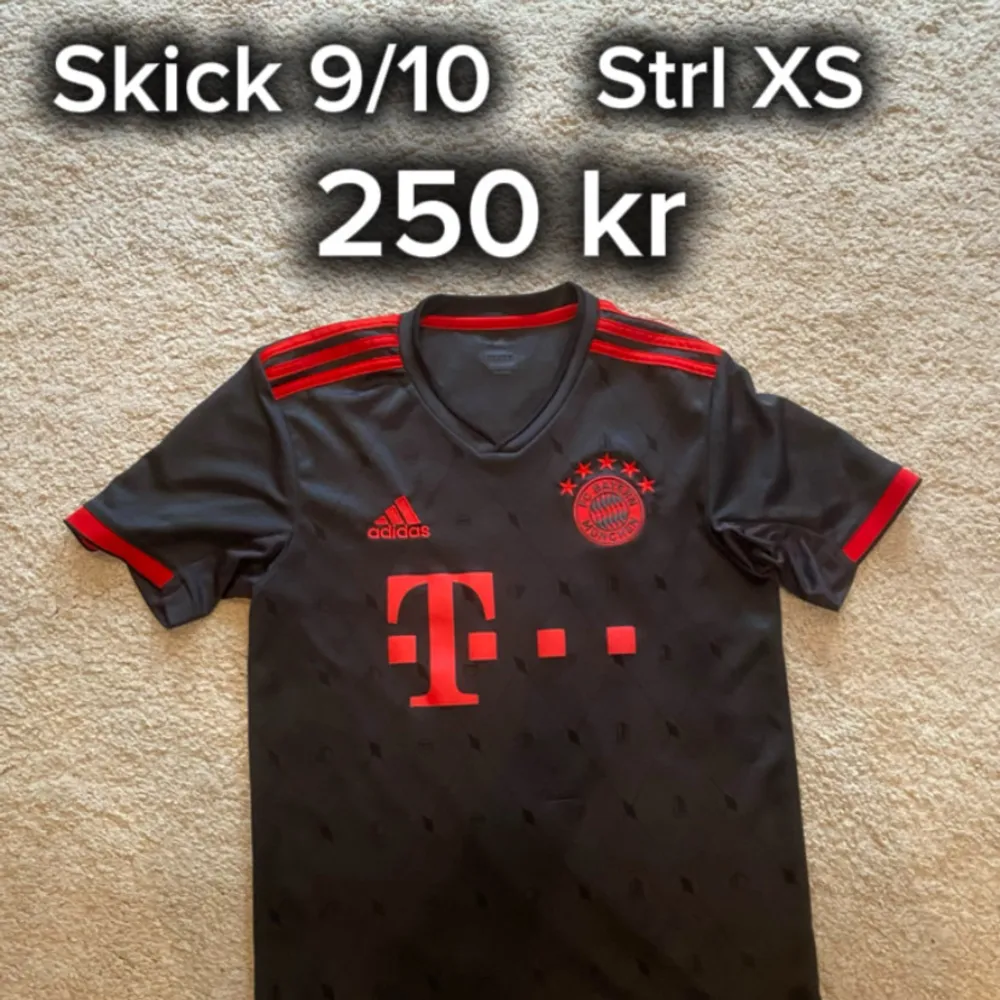 Riktigt snygg FC Bayern München tröja från säsongen 22/23, köpt på Unisport | Skick 9/10 | Nypris 1000kr | Kom gärna dm vid frågor eller funderingar!. T-shirts.