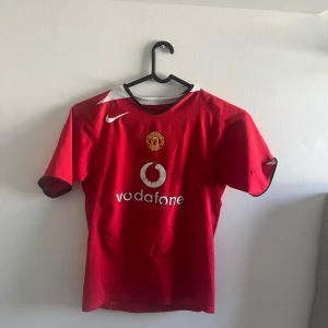 Retro Manchester united tröja (äkta) - Köptes för Vädligt länge sen och är inte i det bästa skicket 6/10 men passar alla som har xs eller lite under 