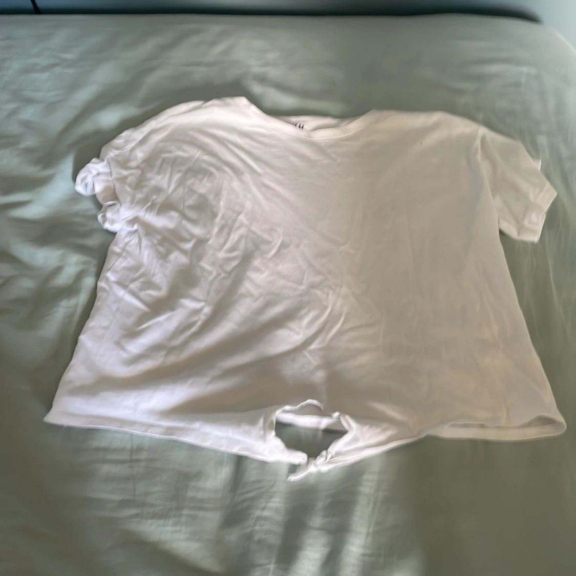 Vit crop-top med knyte