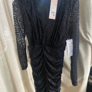 Festklänning  - Svart festklänning i spets, nyskick Stl.S