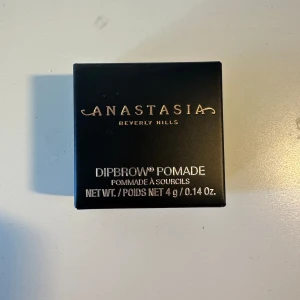 Anastasia dipbrow pomade - Jag fick fel färg i present, enbart testad för att se om färgen skulle kunna funka ändå men tyvärr inte. Färgen är Dark Brown, köpt för 2 veckor sedan. Nypris 329kr men mitt pris kan diskuteras❤️