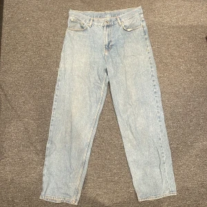Sweet skate jeans blå - Mått S  Skick 10/10 Färg ljus blåa Matrial jeans Passform baggy Vid snabbaffär kan jag lösa billigare pris