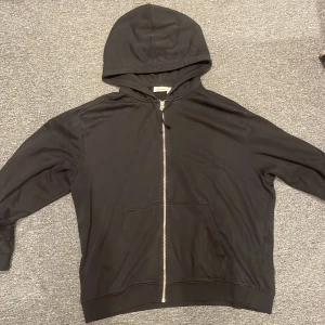 Svart hoodie weekday - Passform baggy Storlek xl Märke XL Färg svart Skick 9/10 Vid snabbaffär löser jag billigare pris
