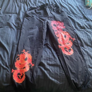 Byxor med tryck - Lite oversize sitter löst