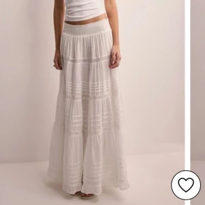 Långkjol neonoir  - Helt oanvänd långkjol från neonoir🌸 så fin! Säljer för jag köpt två❤️ ordinarie pris 749kr