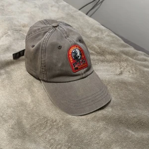 Parajumper Keps - - Parajumper keps med spänne bak - Skick 9/10 använd 2-3 gånger max