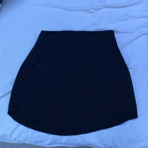 Ursnygg silkes kjol!😍🙌🏻 - Säljer denna skit snygga silkes kjol från asos design i svart! Hade mer än gärna haft kvar den om de inte vore för att den är alldeles för liten för mig. Något kort så funkar för någon som kanske inte är så lång. Funkar ej att ha lågmidjat🙅🏼‍♀️