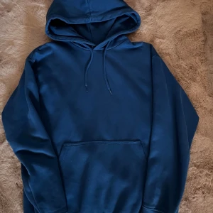 Hoodie - Säljer en blå hoodie i XS,  använd få tal gånger och den är i bra skick🥰