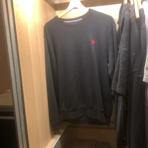 US polo assn tröja  - Ett väldigt fint plagg med knappt nån användning. Jag har haft på mig den cirka 4 gånger men vill sälja den vidare