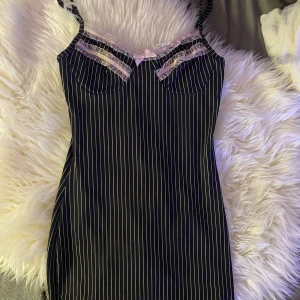 tight mini dress - supersöt tight randig kortklänning som ger dolly/ coquette vibbar🤍