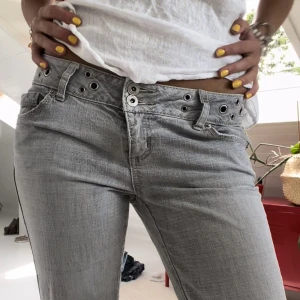Gråa lågmidjade jeans  - Super coola gråa jeans!! Mycket nice detaljer som gör dem helt unika! Sitter jättebra på mig som är 173cm.❤️❤️ 