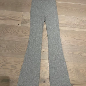 Jättefina Botcut leggings från lager 157 - Aldrig använt men lappen är inte kvar, jättebra skick och jättefina men passade inte bra på mig💗