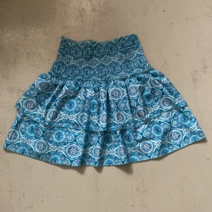 Super fin kjol💘 - Säljer denna super fina kjol då jag inte använder den längre. Köpte den av min kompis men det står ingen lapp på. Pris kan diskuteras, kom privat för fler bilder!🫶🏽 Tryck INTE på köp nu utan att skriva till mig först!!!